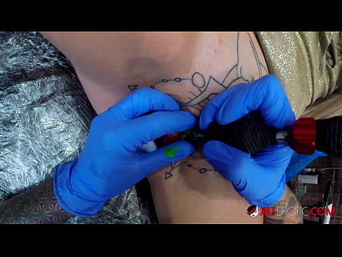 ❤️ Sully Savage mai tsananin jarfa ta yi tattoo a kan kwarin ta ❌ Batsa ❌️❤